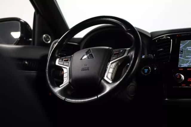 Mitsubishi Outlander (2020) thumbnail 6