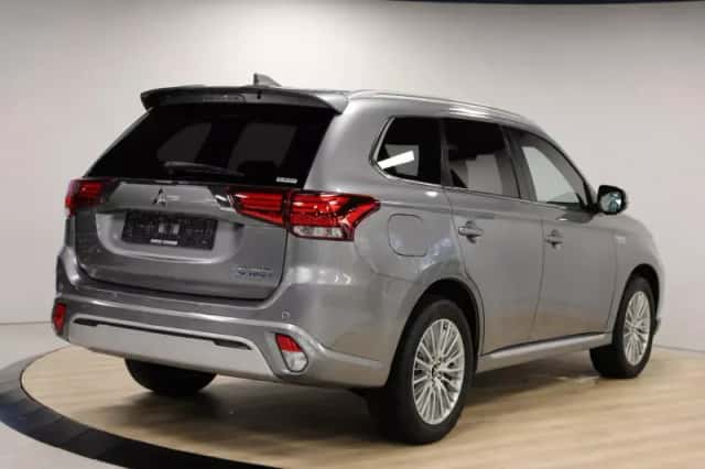 Mitsubishi Outlander (2021) thumbnail 2