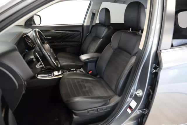 Mitsubishi Outlander (2021) thumbnail 3