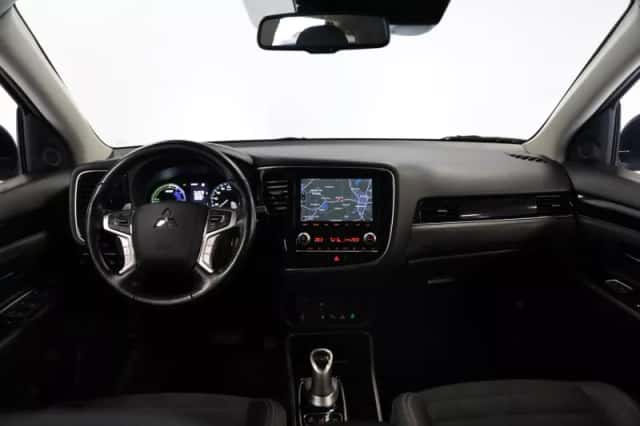 Mitsubishi Outlander (2021) thumbnail 5
