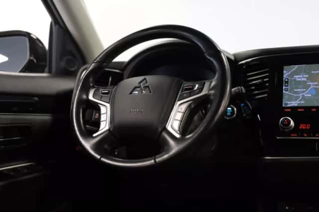 Mitsubishi Outlander (2021) thumbnail 6