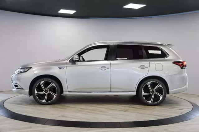 Mitsubishi Outlander (2020) thumbnail 2