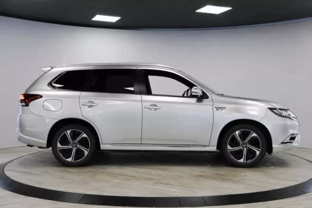 Mitsubishi Outlander (2020) thumbnail 3