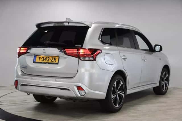 Mitsubishi Outlander (2020) thumbnail 5