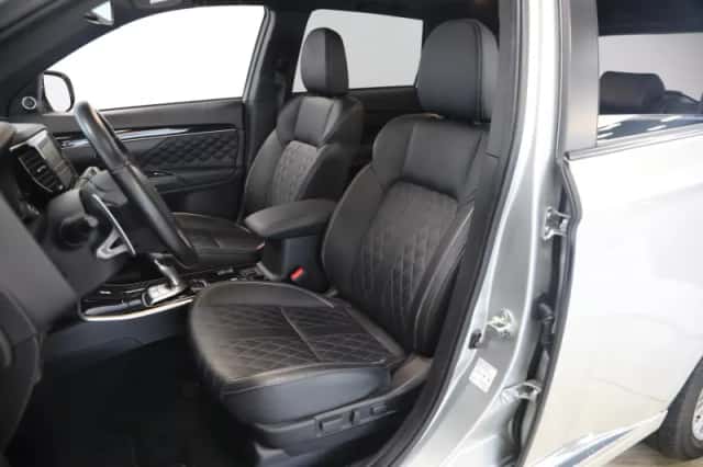 Mitsubishi Outlander (2020) thumbnail 6