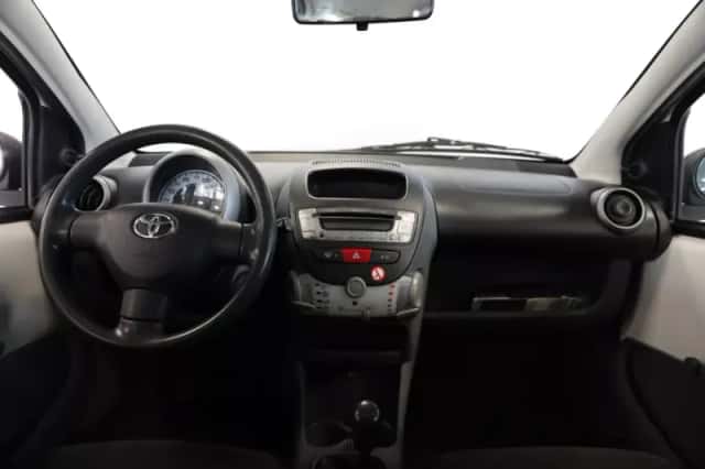 Toyota Aygo (2011) thumbnail 6