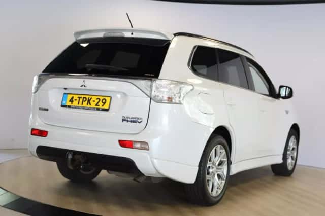 Mitsubishi Outlander (2014) thumbnail 2