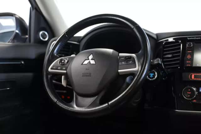 Mitsubishi Outlander (2014) thumbnail 6