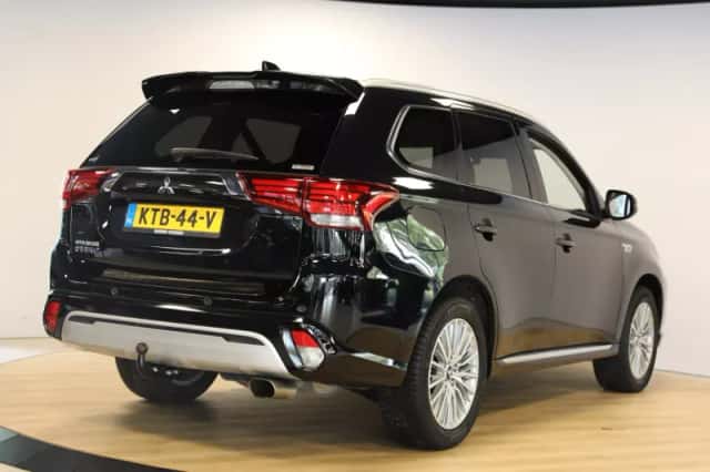 Mitsubishi Outlander (2019) thumbnail 2