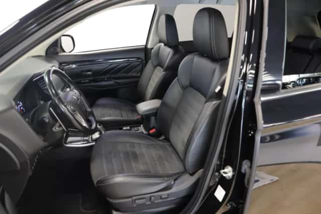 Mitsubishi Outlander (2019) thumbnail 3