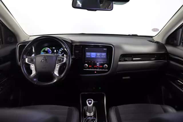 Mitsubishi Outlander (2019) thumbnail 5
