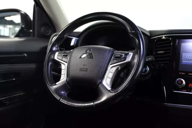 Mitsubishi Outlander (2019) thumbnail 6