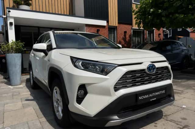 Toyota RAV4 (2022) thumbnail 3