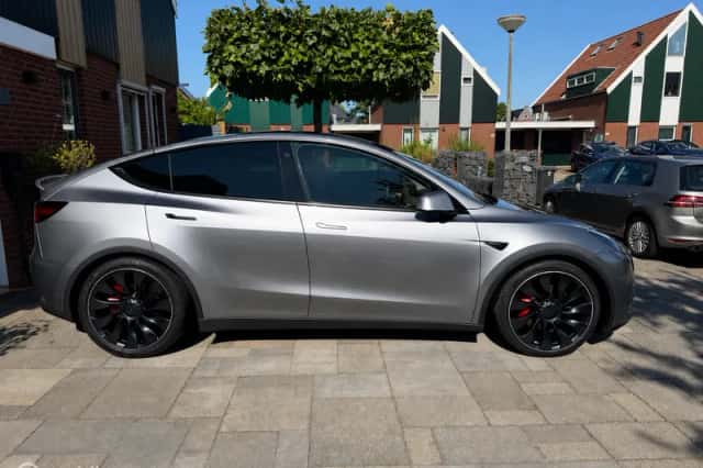 Tesla Model Y (2023) thumbnail 2