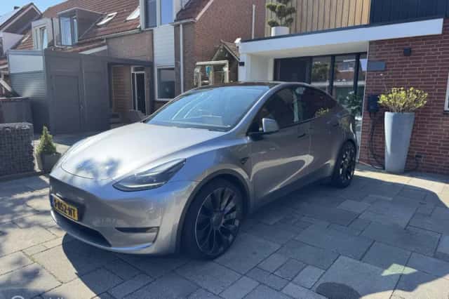 Tesla Model Y (2023) thumbnail 3