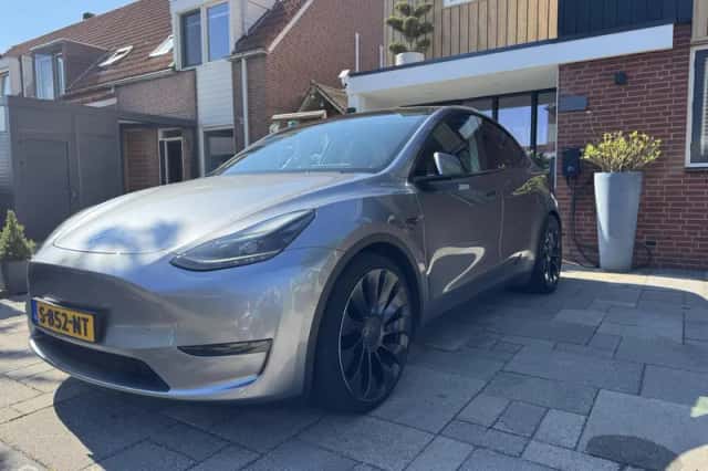 Tesla Model Y (2023) thumbnail 4