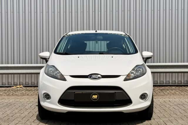 Ford Fiesta (2011) thumbnail 2