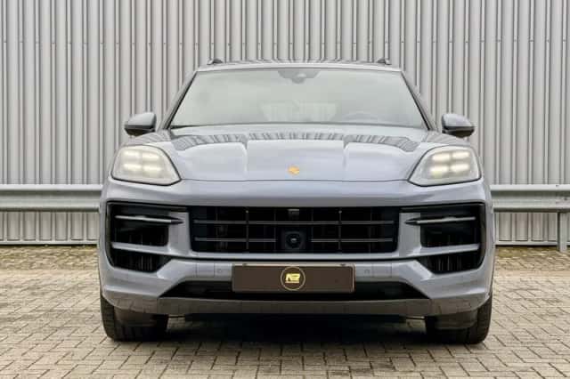 Porsche Cayenne (2023) thumbnail 2