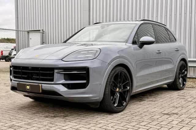 Porsche Cayenne (2023) thumbnail 3
