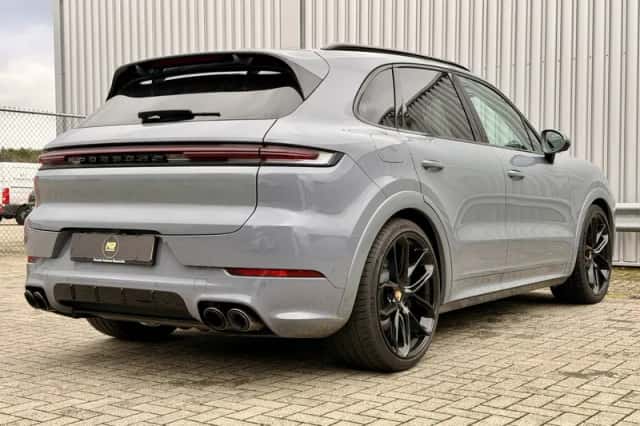 Porsche Cayenne (2023) thumbnail 6