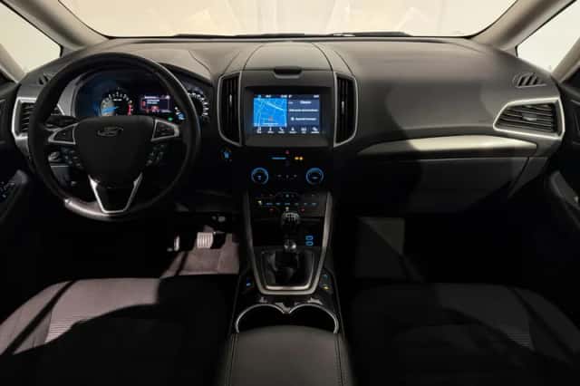 Ford Galaxy (2017) thumbnail 2