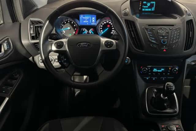 Ford Kuga (2015) thumbnail 2