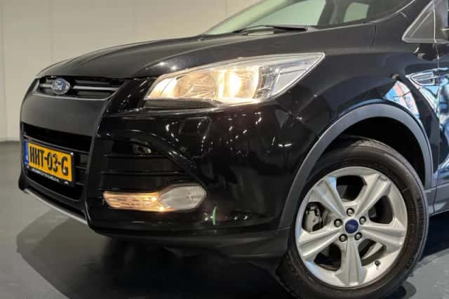 Ford Kuga (2015) thumbnail 3