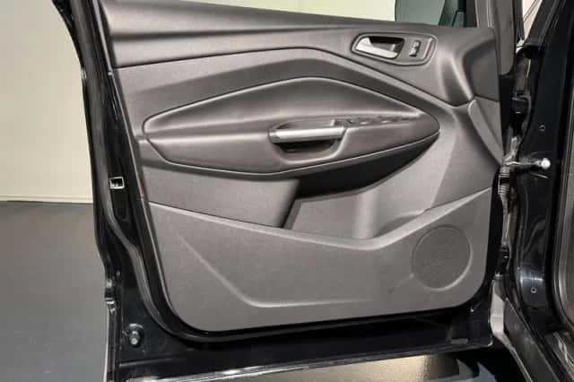 Ford Kuga (2015) thumbnail 23