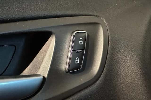 Ford Kuga (2015) thumbnail 25