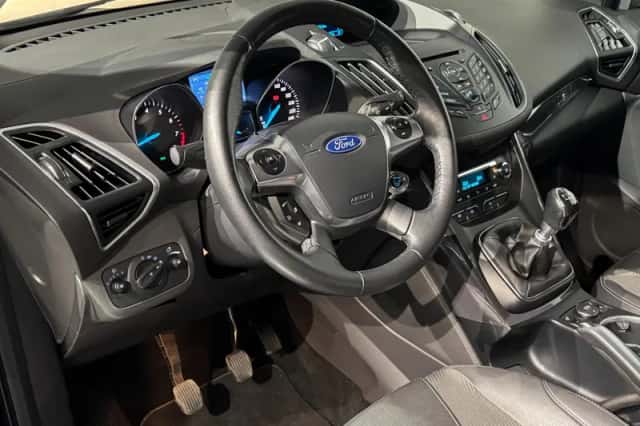 Ford Kuga (2015) thumbnail 4