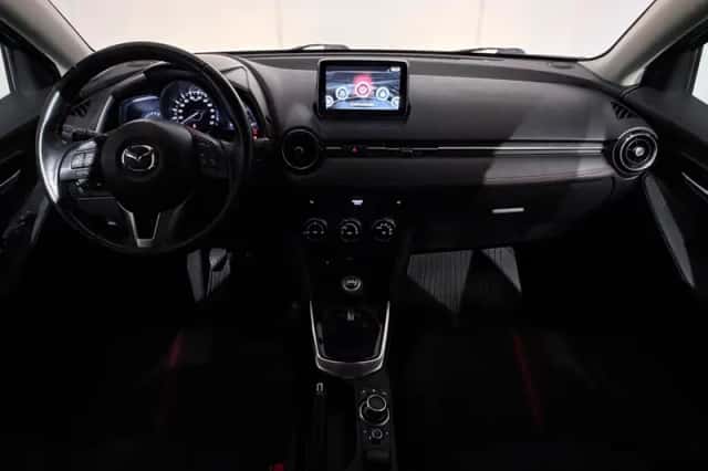 Mazda 2 (2015) thumbnail 2