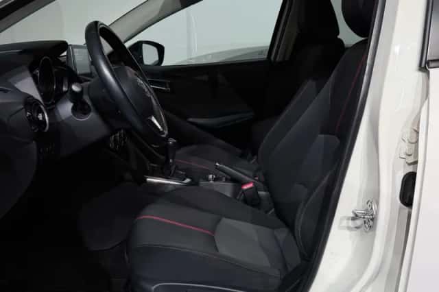 Mazda 2 (2015) thumbnail 11