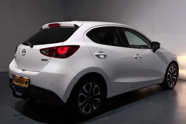 Mazda 2 (2015) thumbnail 3