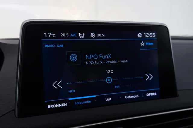 Peugeot 3008 (2019) thumbnail 41