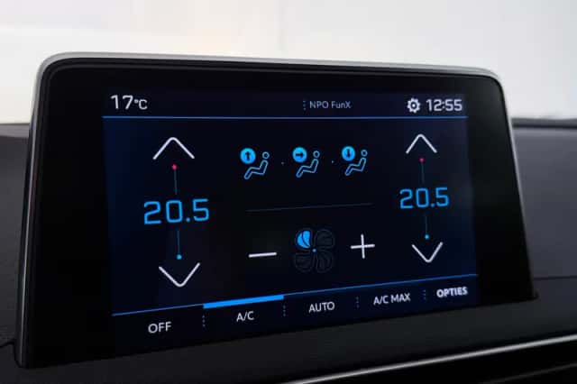 Peugeot 3008 (2019) thumbnail 42