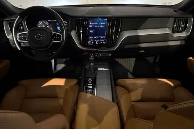 Volvo XC60 (2017) thumbnail 2