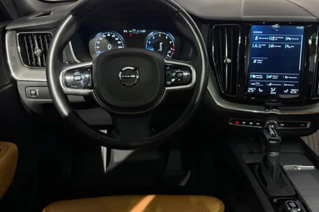 Volvo XC60 (2017) thumbnail 17