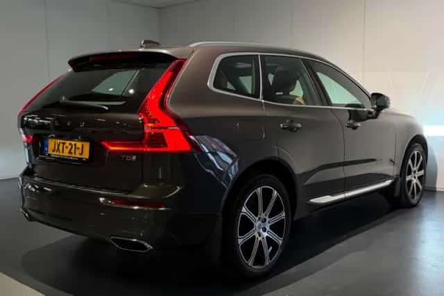 Volvo XC60 (2017) thumbnail 3