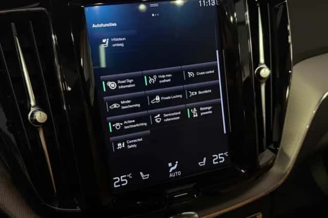 Volvo XC60 (2017) thumbnail 44