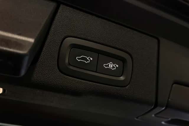Volvo XC60 (2017) thumbnail 9