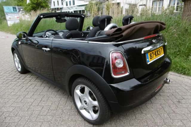 MINI Cabrio (2010) thumbnail 5