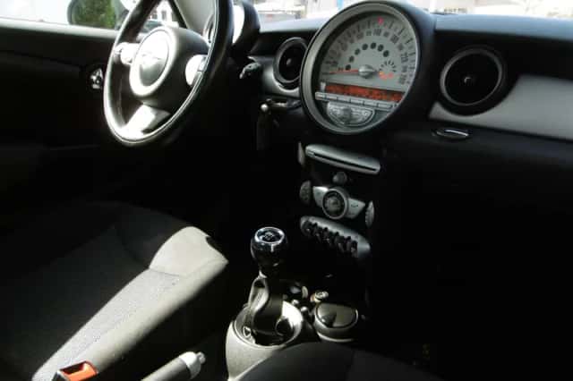 MINI Cooper (2009) thumbnail 2