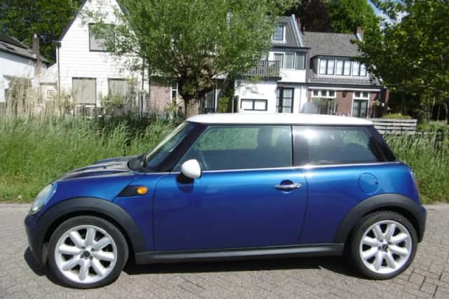 MINI Cooper (2009) thumbnail 3