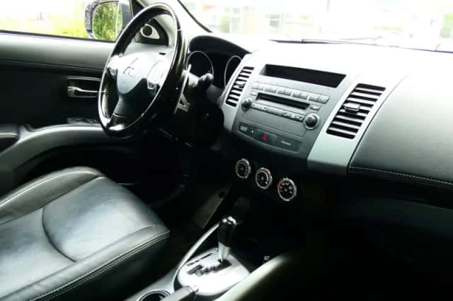 Mitsubishi Outlander (2011) thumbnail 2