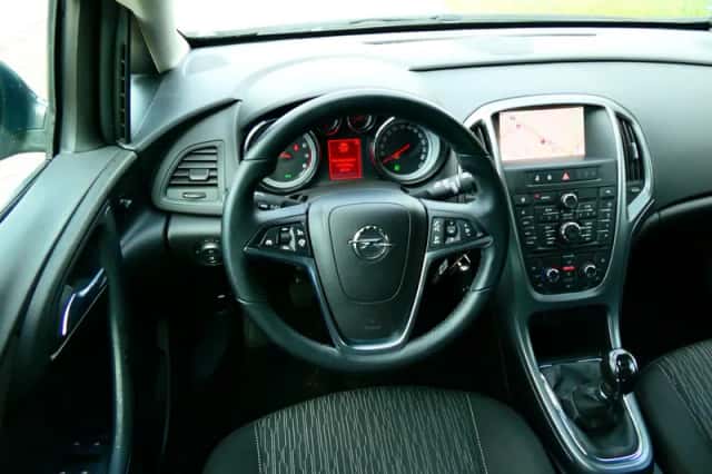 Opel Astra (2015) thumbnail 2
