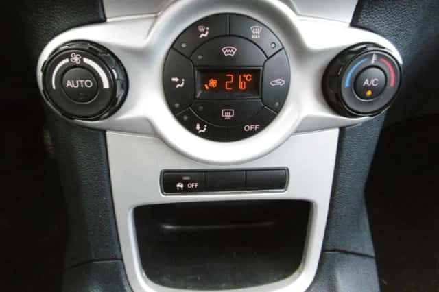 Ford Fiesta (2012) thumbnail 2