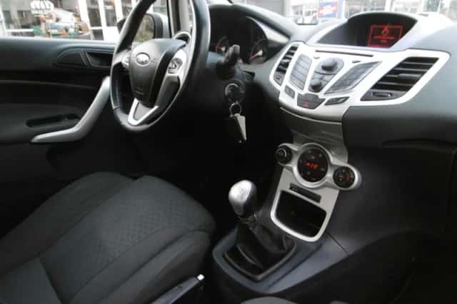 Ford Fiesta (2012) thumbnail 4