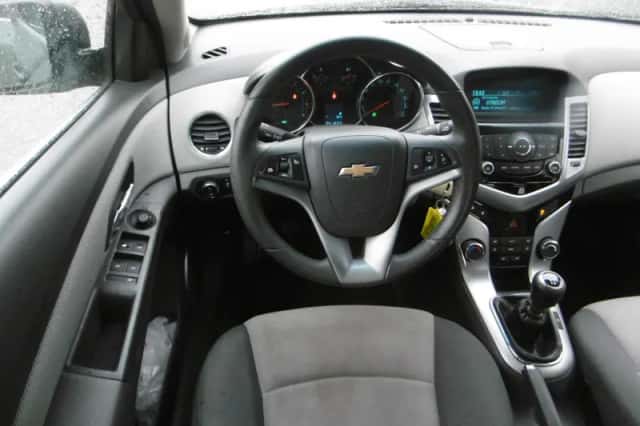 Chevrolet Cruze (2010) thumbnail 2