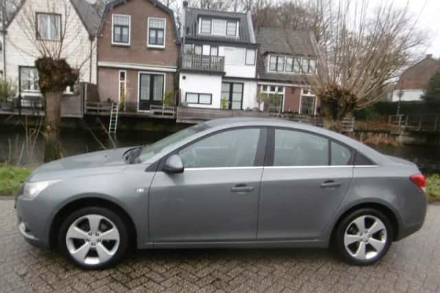 Chevrolet Cruze (2010) thumbnail 3