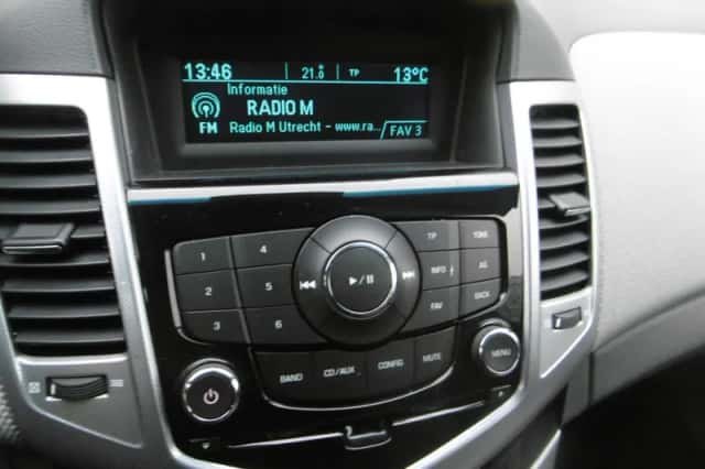 Chevrolet Cruze (2010) thumbnail 4